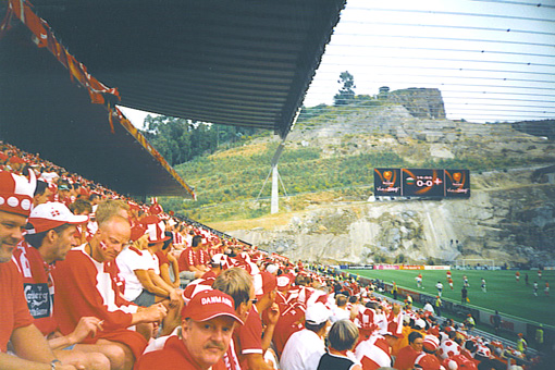 Braga Stadion - sprngt ind imellem klipperne